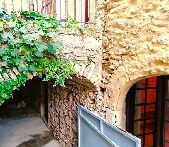 بيت للعطل Grande Maison En Pierre Au Coeur Du Village Provencal Du Xie Siecle 10 Personnes