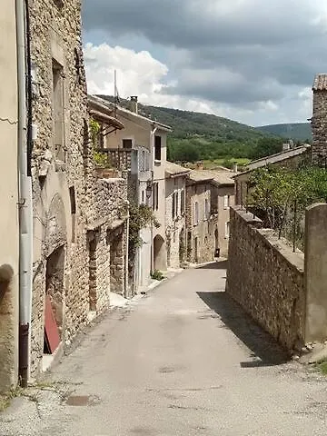 Grande Maison En Pierre Au Coeur Du Village Provencal Du Xie Siecle 10 Personnes بيت للعطل
