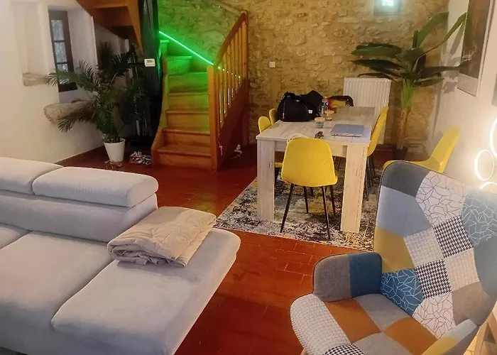 Grande Maison En Pierre Au Coeur Du Village Provencal Du Xie Siecle 10 Personnes * Saint-André-de-Roquepertuis
